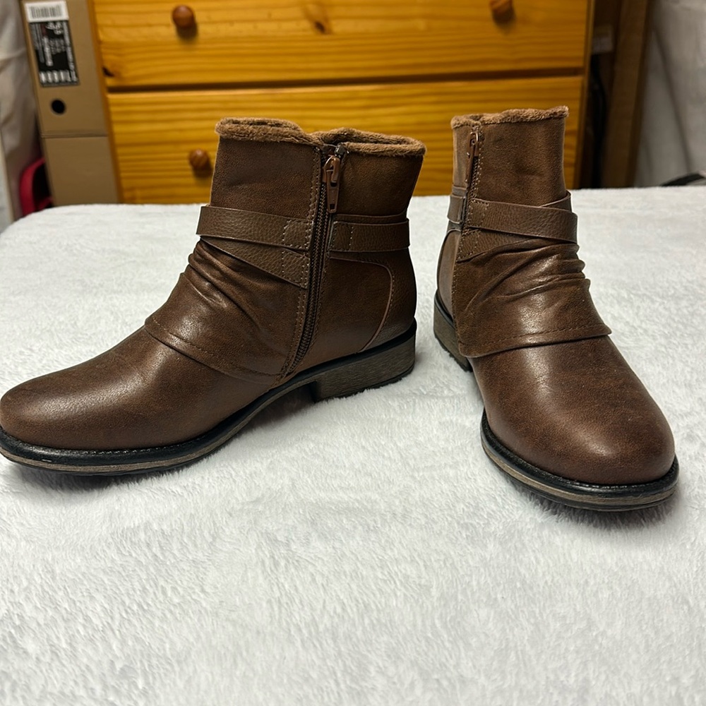 Baretraps booties with soft fur lining.